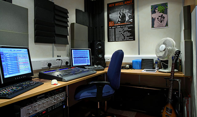 oxygen music recording studio control room