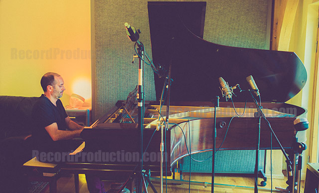 Picture showing piano recording and microphone positions